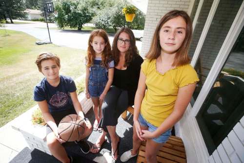 JOHN WOODS / WINNIPEG FREE PRESSLindsay Reid with her children Xavier, 13, Juliana, 10, and Zoe, 11, are photographed at their home in Oakbank Tuesday, August 10, 2021. Reid is concerned about her two younger children entering school without being vaccinated, and is considering travelling to Alberta to get her 11 year old vaccinated.
