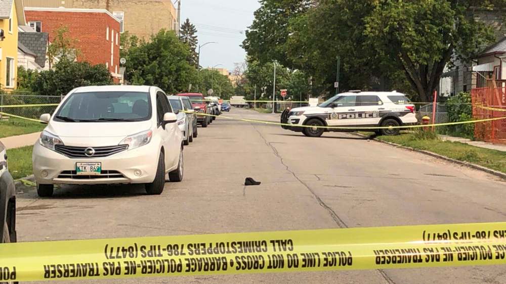 RUTH BONNEVILLE / WINNIPEG FREE PRESS
Winnipeg Police investigate the early-hours shooting of a female in the 500 block of Young St., Monday.