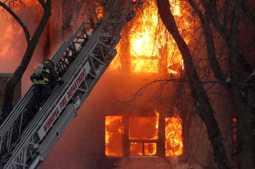 MIKE DEAL / WINNIPEG FREE PRESS
A fire has completely engulfed the apartment block at 577 Sherbrook leaving dozens of people homeless. The fire started around 6am according to witnesses on the scene. By 8am the building was fully envovled.