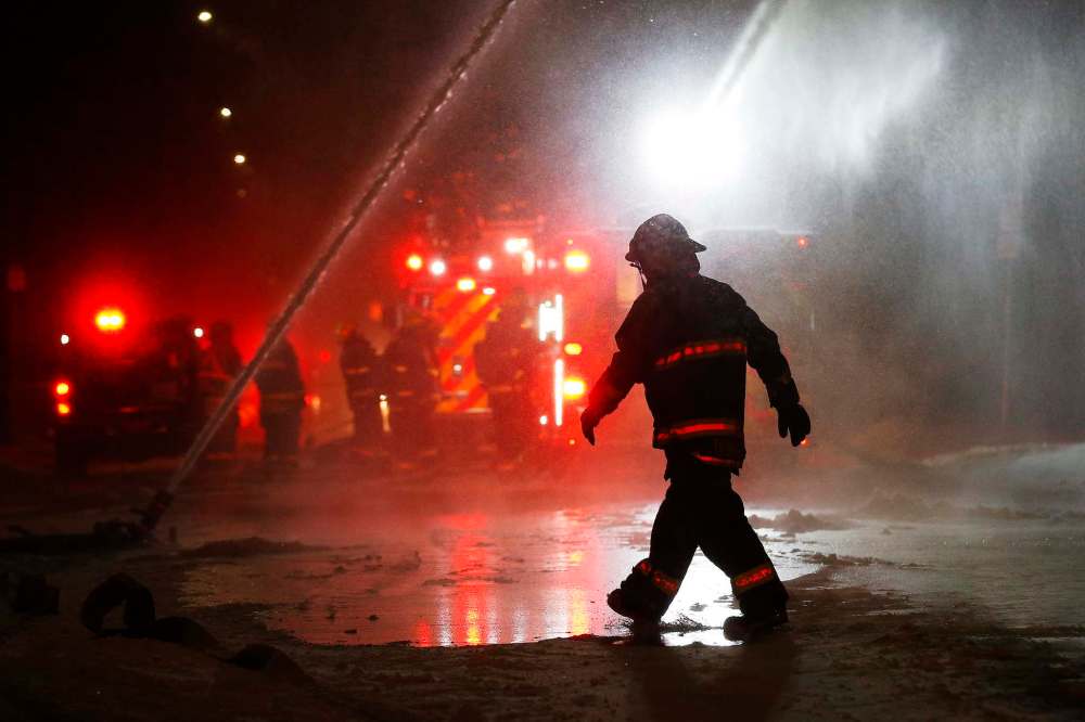 JOHN WOODS / WINNIPEG FREE PRESS
Firefighters fight a fire at 426 Maryland Street in 2020.