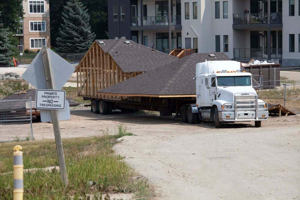 Daniel Crump / Winnipeg Free Press FILES
The roof of the house on a flatbed truck, waiting to be moved from the Roblin Grove development.
