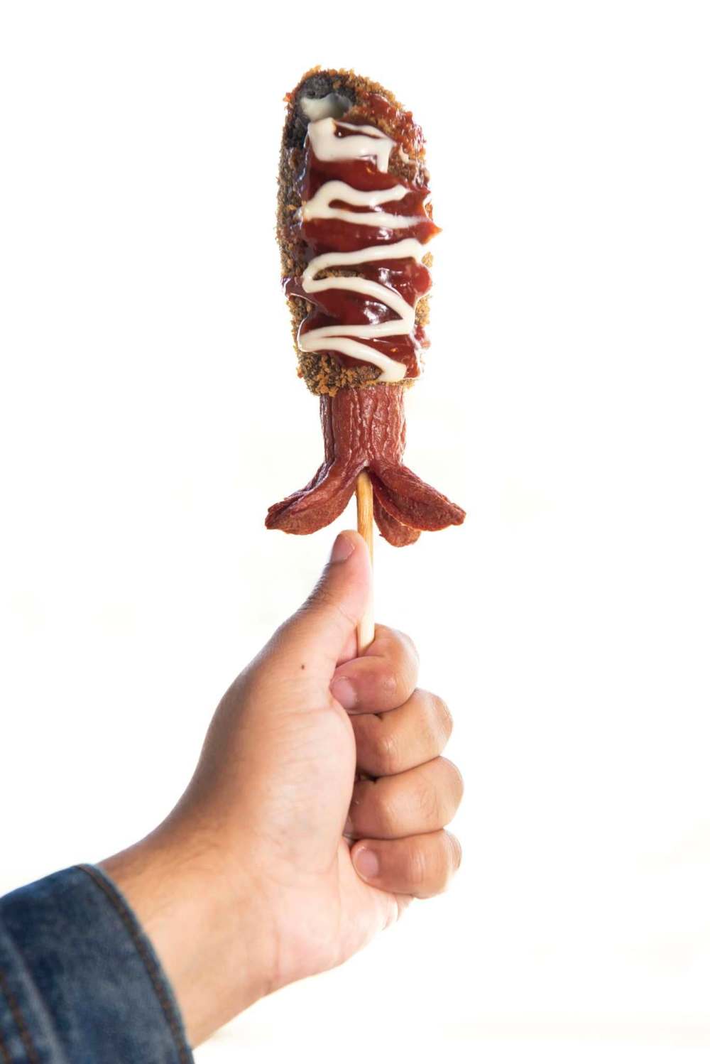 ALEX LUPUL / WINNIPEG FREE PRESS
A squid ink and cheese dog