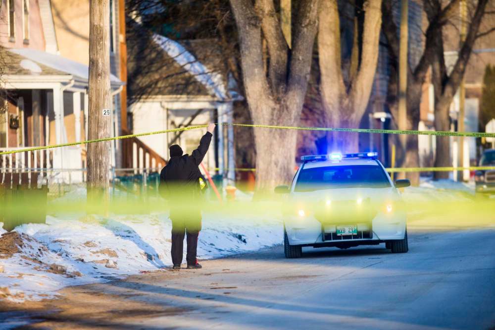 MIKAELA MACKENZIE / WINNIPEG FREE PRESS
A police presence on Burrows Avenue between McGregor Street and Andrews Street in Winnipeg on Thursday, March 19, 2020.
Winnipeg Free Press 2020