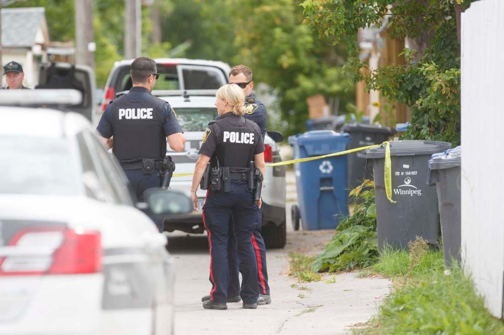 MIKE DEAL / WINNIPEG FREE PRESS
The Winnipeg Police Service is investigating a shooting that left a man in hospital with serious injuries.
Winnipeg Police were still at the scene of a shooting in the 800 block of Aberdeen Avenue Thursday afternoon. The shooting occurred on the evening of August 26th and the police were on the scene by around 8:45 p.m..
When the officers arrived they found a man suffering from gunshot wounds. He was taken to hospital in critical condition.
200827 - Thursday, August 27, 2020.