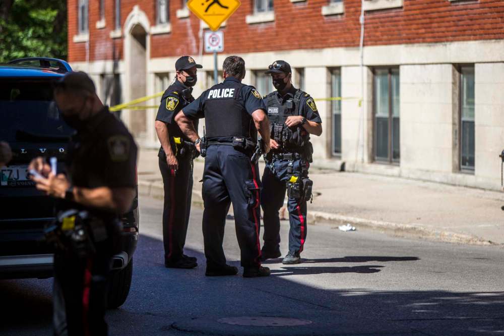 MIKAELA MACKENZIE / WINNIPEG FREE PRESS
Police investigate the scene of a shooting at Young and Westminster in Winnipeg on Monday, June 14, 2021. For Malak story.
Winnipeg Free Press 2021.