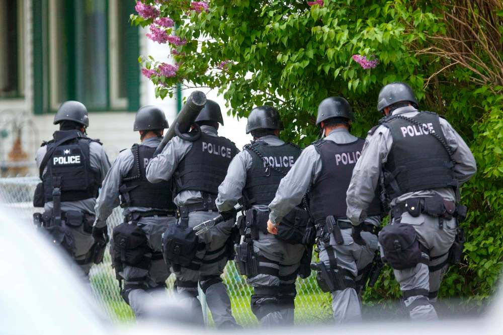 MIKE DEAL / WINNIPEG FREE PRESS
The Winnipeg Police Service Tactical Support Team serves a warrant at a house of a suspected grow operation.
170525 - Thursday, May 25, 2017.