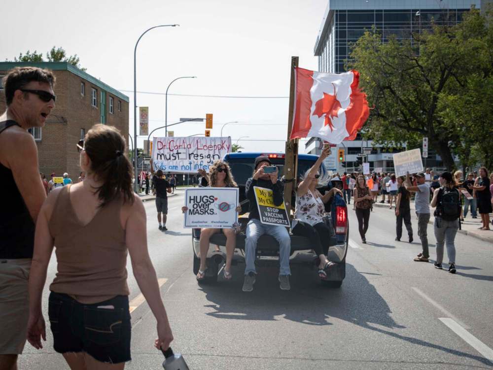JESSICA LEE / WINNIPEG FREE PRESS
Protesters blocked off parts of Sherbrook Street and William Avenue Wednesday.