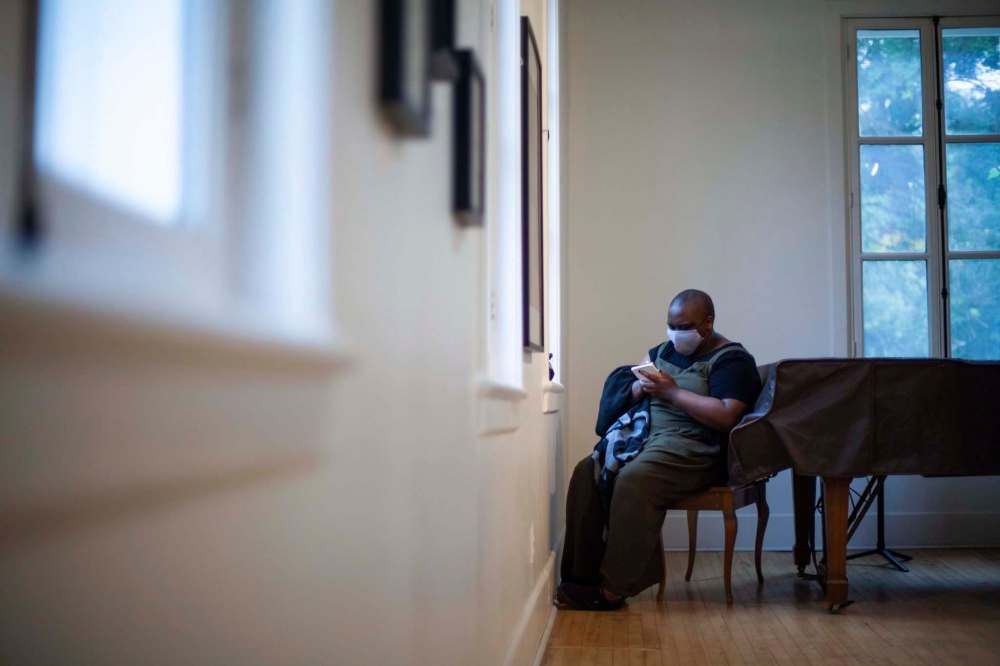 Daniel Crump / Winnipeg Free Press
The Raising New Voices mentee Jibu Kamabu takes notes in the corner of the gallery at the St. Norbert Art Centre. Kamabu was one of nine artists whose work was displayed during Gerryfest 2021. September 2, 2021.
