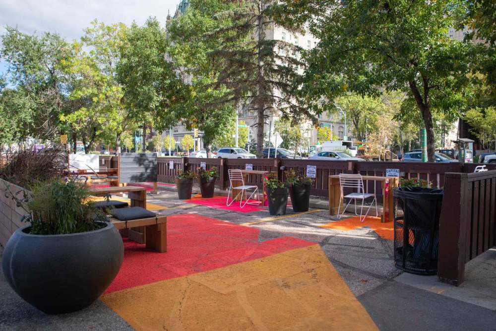 The outdoor workspace features communal tables, free Wi-Fi, power outlets, chalkboards and whiteboards. (Jessica Lee / Winnipeg Free Press)