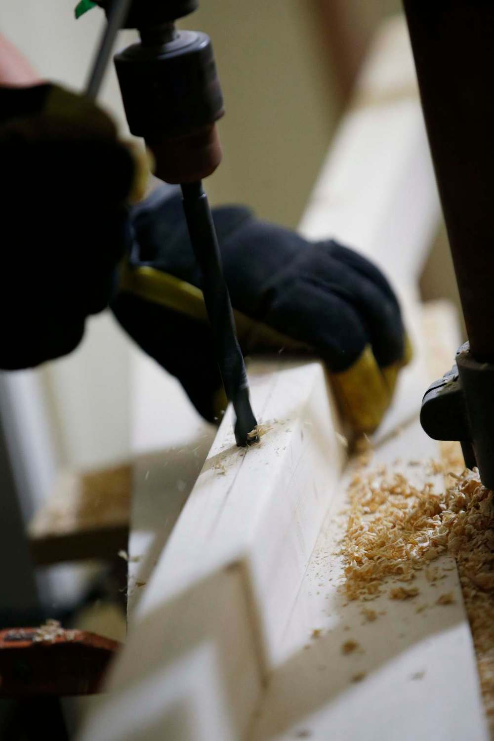 JOHN WOODS / WINNIPEG FREE PRESS
Kaelyn Proutt drills holes in wood at her basement workshop in Selkirk.