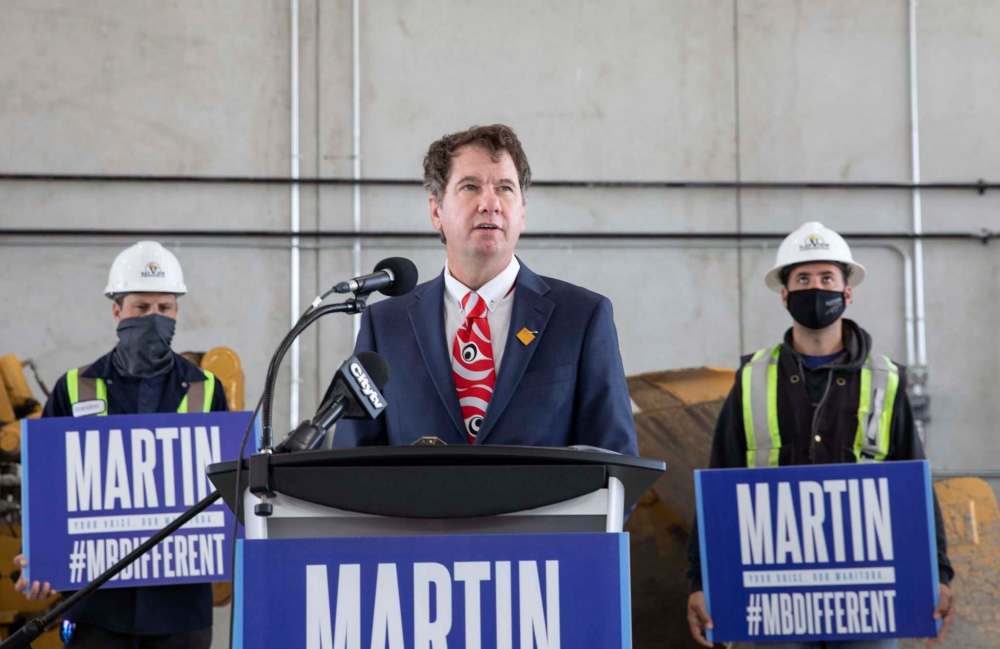 JESSICA LEE / WINNIPEG FREE PRESS
Shannon Martin, MLA for McPhillips, announces his plan to run for the PC leadership at Bayview Construction Ltd., Monday.