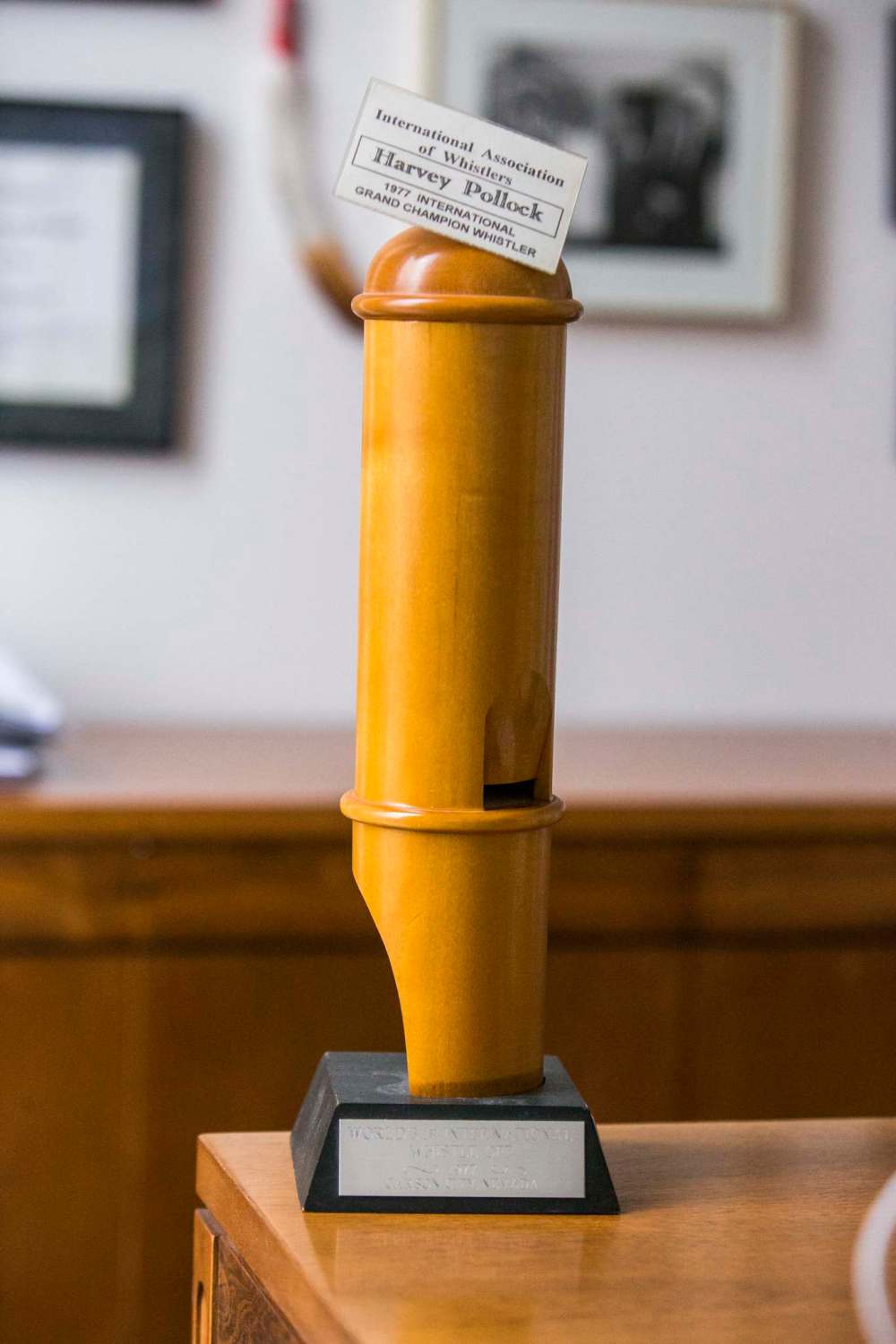 MIKAELA MACKENZIE / WINNIPEG FREE PRESS
Harvey Pollock's 1977 whistling trophy in Winnipeg on Tuesday, Aug. 17, 2021. In the late 1970s, he recorded his one and only album, The Whistler, featuring radio hits alongside classical pieces. For Dave Sanderson story.
Winnipeg Free Press 2021.