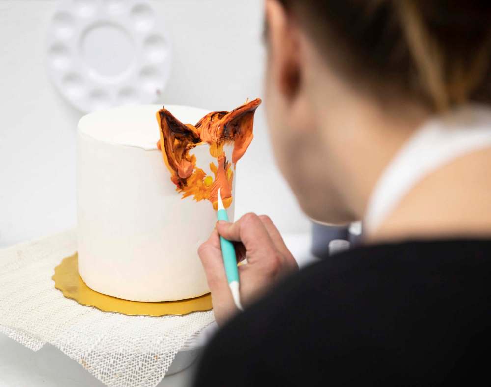 Lindsay Feduniw works on the details of a specialty cake. (Jessica Lee / Winnipeg Free Press)