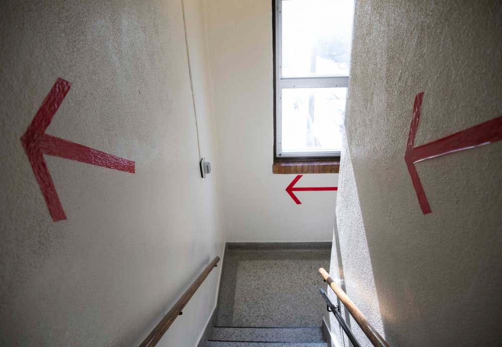 The definition of a close contact is anyone who was within less than two metres of a case for a cumulative 10 minutes throughout the span of 24 hours in a communicable period. (Jessica Lee / Winnipeg Free Press files)