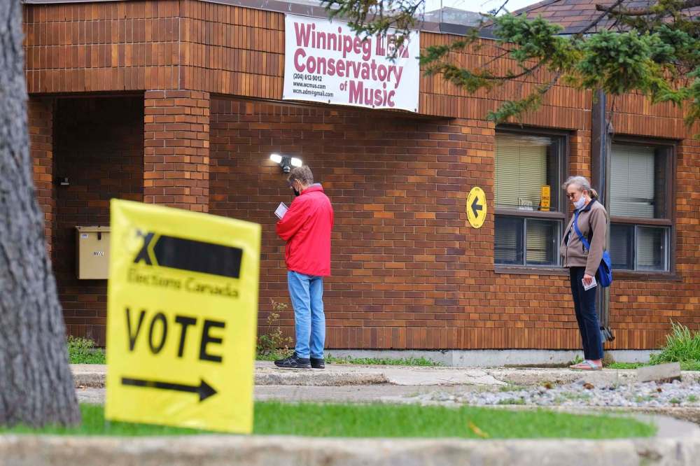 MIKE DEAL / WINNIPEG FREE PRESS
Voters head to the polling location at the Winnipeg Conservatory of Music on Monday morning to vote in the federal election.