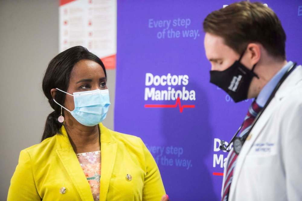 MIKAELA MACKENZIE / WINNIPEG FREE PRESS
Gordon speaks with Kristjan Thompson, president of Doctors Manitoba.