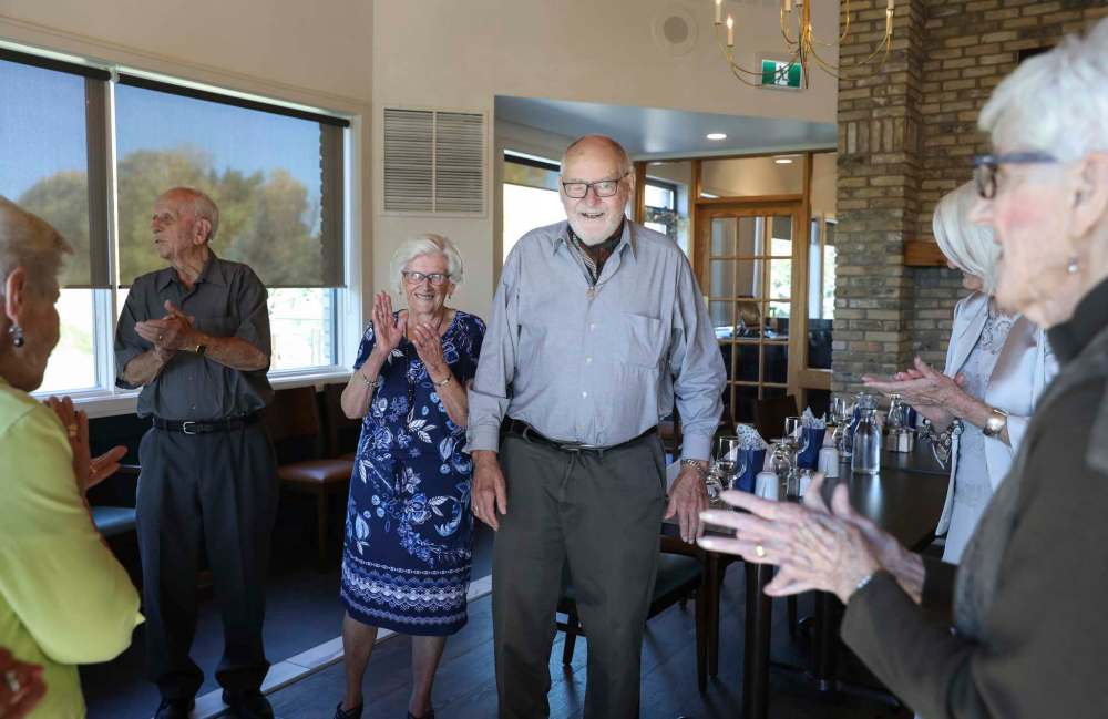 JESSICA LEE / WINNIPEG FREE PRESS
Henry Esau, centre, makes a speech at Larters at St. Andrew’s Golf and Country Club.