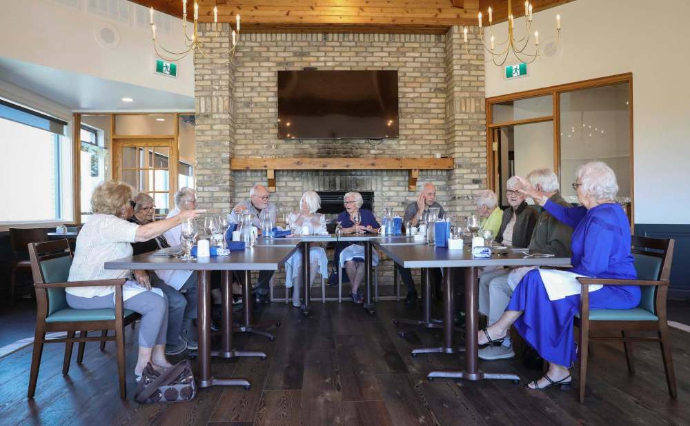 JESSICA LEE / WINNIPEG FREE PRESS
Club ’56 — a group of couples married in the year 1956 — gathered at Larters at St. Andrew’s Golf and Country Club during the last Club ’56 meet-up.