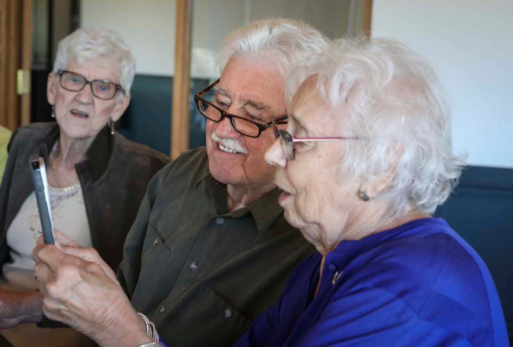 JESSICA LEE / WINNIPEG FREE PRESS
Vanita Schmidt holds her phone as Jake and Irene share video calls from Edmonton.
