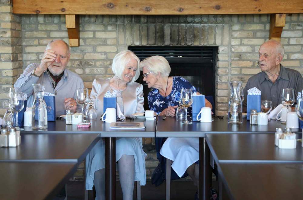 JESSICA LEE / WINNIPEG FREE PRESS
Eleonore Esau, left centre, and Adita Sukkau, right centre, laugh at a joke.