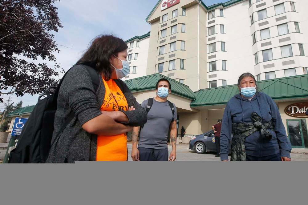 JOHN WOODS / WINNIPEG FREE PRESS
Samantha Bushie, left, and her mother Dorothy, right, will leave for Little Grand Rapids this morning. She and her mother stayed at a Best Western while in Winnipeg.