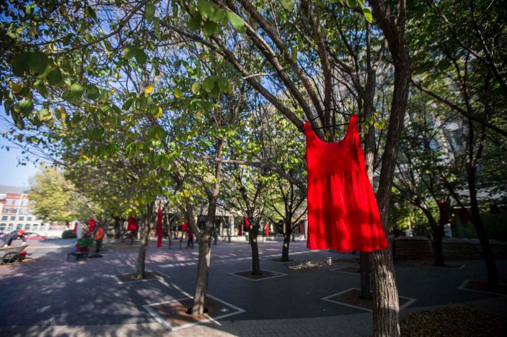 MIKAELA MACKENZIE / WINNIPEG FREE PRESS
Red dresses hang in the courtyard at City Hall.
