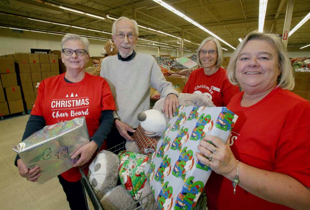 SHANNON VANRAES / WINNIPEG FREE PRESS FILES
Madsen with Christmas Cheer Board workers, from left, Sheila Worboys, Linda Grayston and Susan Gill in 2019.