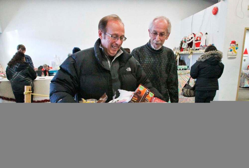 Mike Deal / Winnipeg Free Press Files
Winnipeg Mayor Sam Katz is greeted by Kai Madsen at the Winnipeg Cheer Board in 2013.