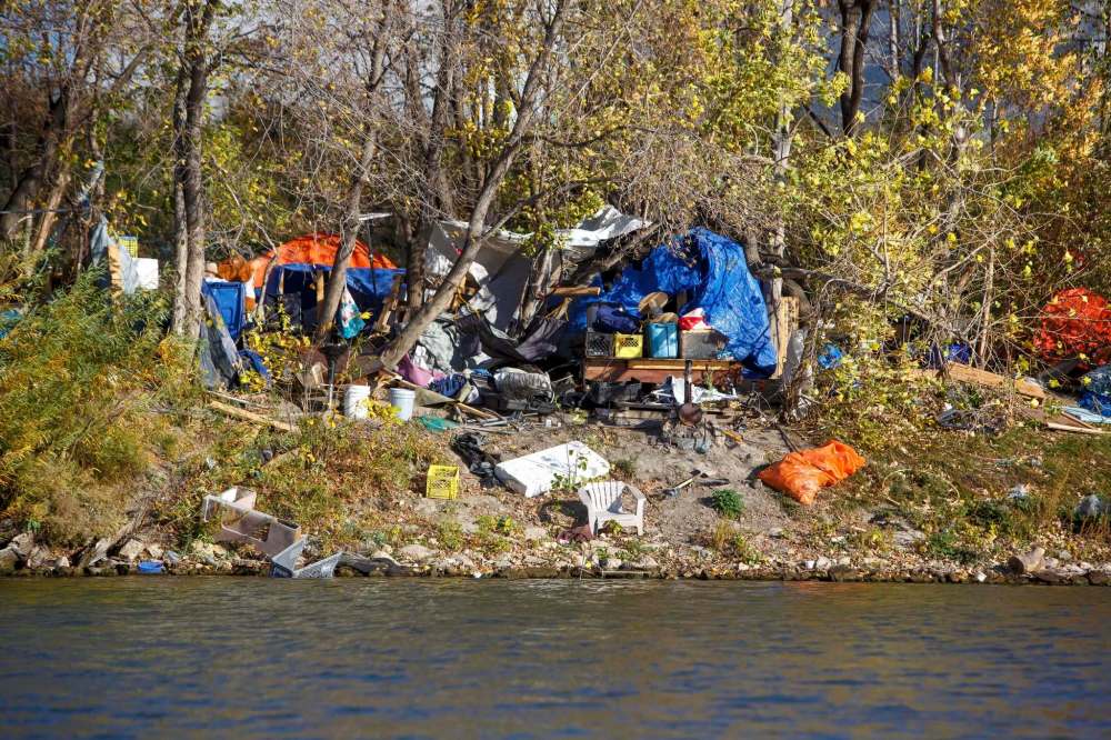MIKE DEAL / WINNIPEG FREE PRESS
The city has been asked for help hauling garbage away from the riverbank by the residents.
