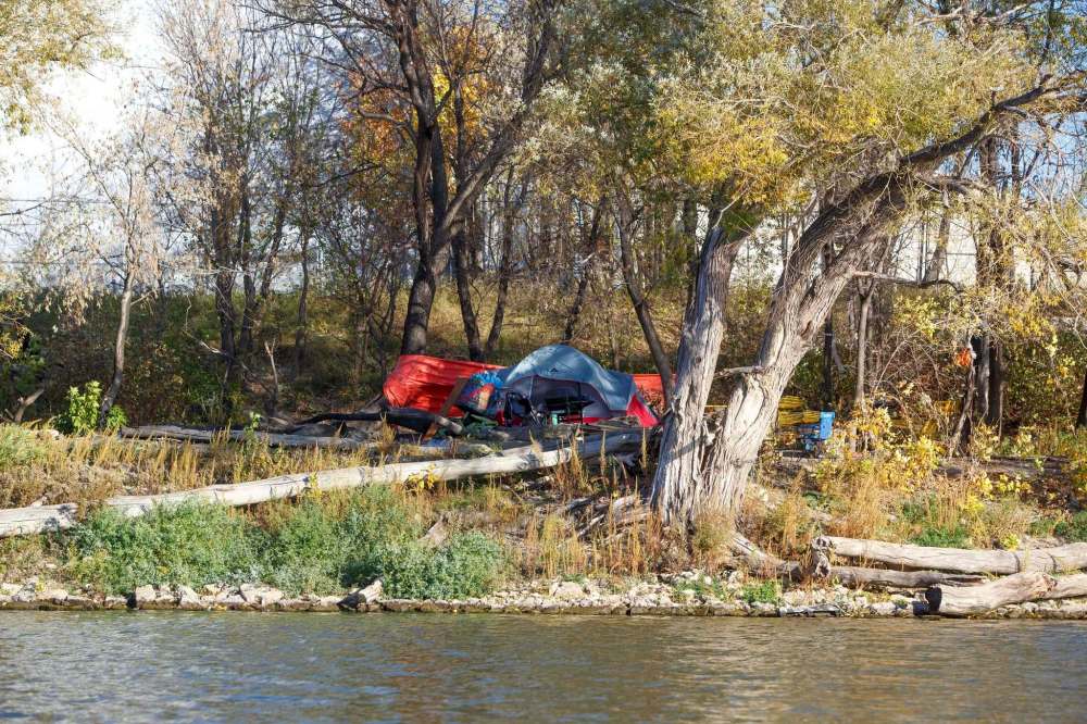 MIKE DEAL / WINNIPEG FREE PRESS
Tents and shelters have appeared along the Red River between The Forks and the North Perimeter Highway.