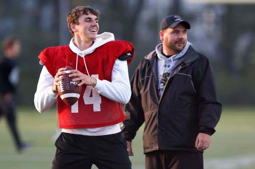University of Manitoba Bisons quarterback Jackson Tachinski's with quarterback coach Cory Waldbauer (right).(John Woods / Winnipeg Free Press)