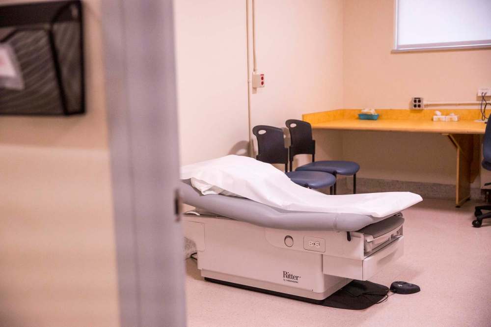 MIKAELA MACKENZIE / WINNIPEG FREE PRESS FILES An exam room at the Wilf Taillieu Thoracic Surgery Clinic and Endoscopy Unit at the Health Sciences Centre.