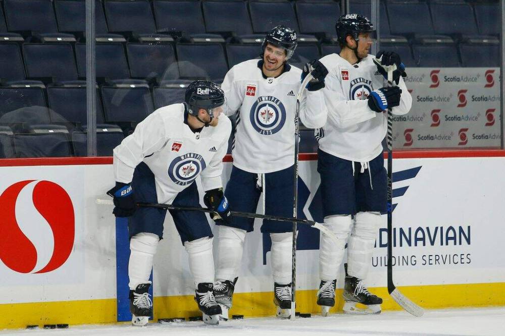 JOHN WOODS / FREE PRESS FILES
Winnipeg Jets Nikolaj Ehlers (left), Mark Scheifele (centre) and Blake Wheeler smile at practice early in the season. A tight group to begin with, adversity has made the team even closer.
