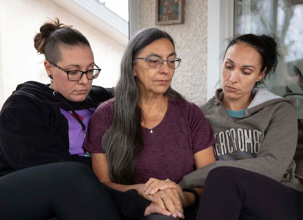 JESSICA LEE / WINNIPEG FREE PRESS
Alicia Thwaites (left) and Cindy McKague (right) sit with their mother Theresa Jobse.