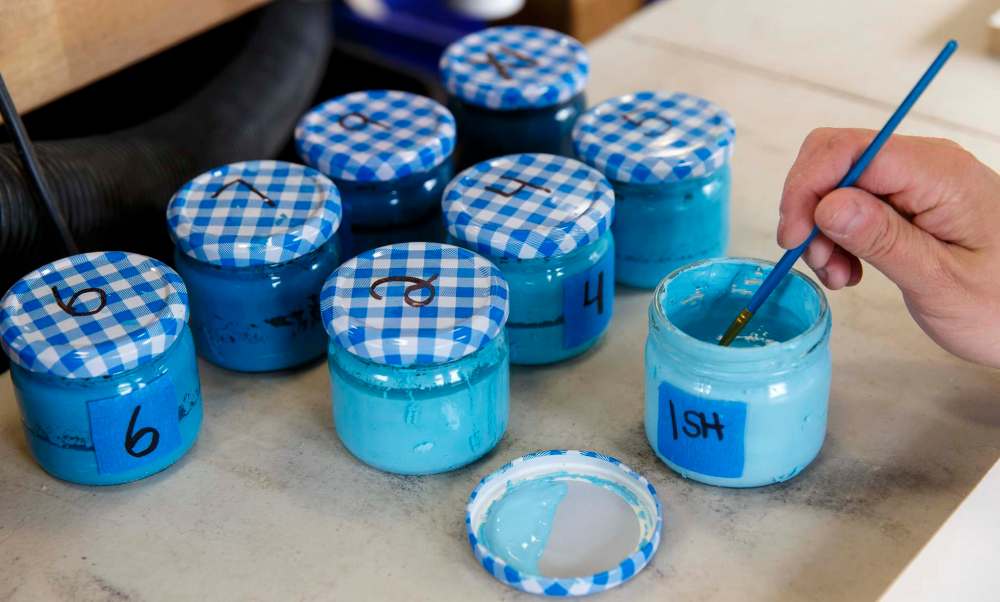 MIKE DEAL / WINNIPEG FREE PRESS
Shades of blue paint