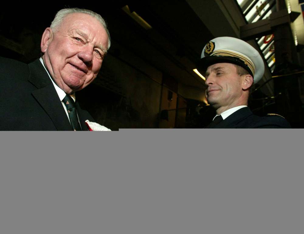 Colleen Kidd / Calgary Herald files
Winnipeg veteran Bill Neil (left) was presented with the Order of the Legion of Honour by France’s Defence Attaché Capitaine de Vaisseau Olivier Casenave-Péré in 2004 during a ceremony at the Museum of the Regiments in Calgary.