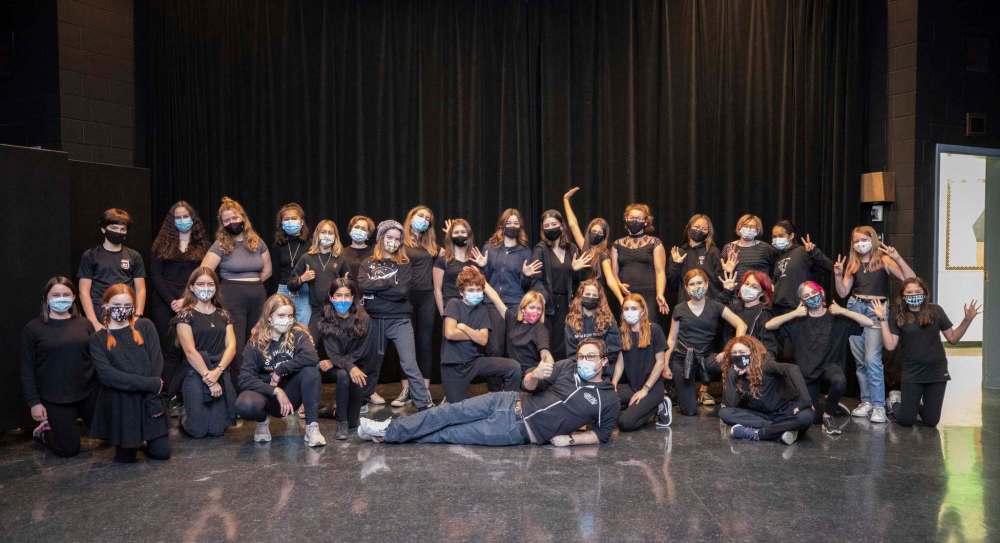 The École River Heights School theatre troupe. (Jessica Lee / Winnipeg Free Press)
