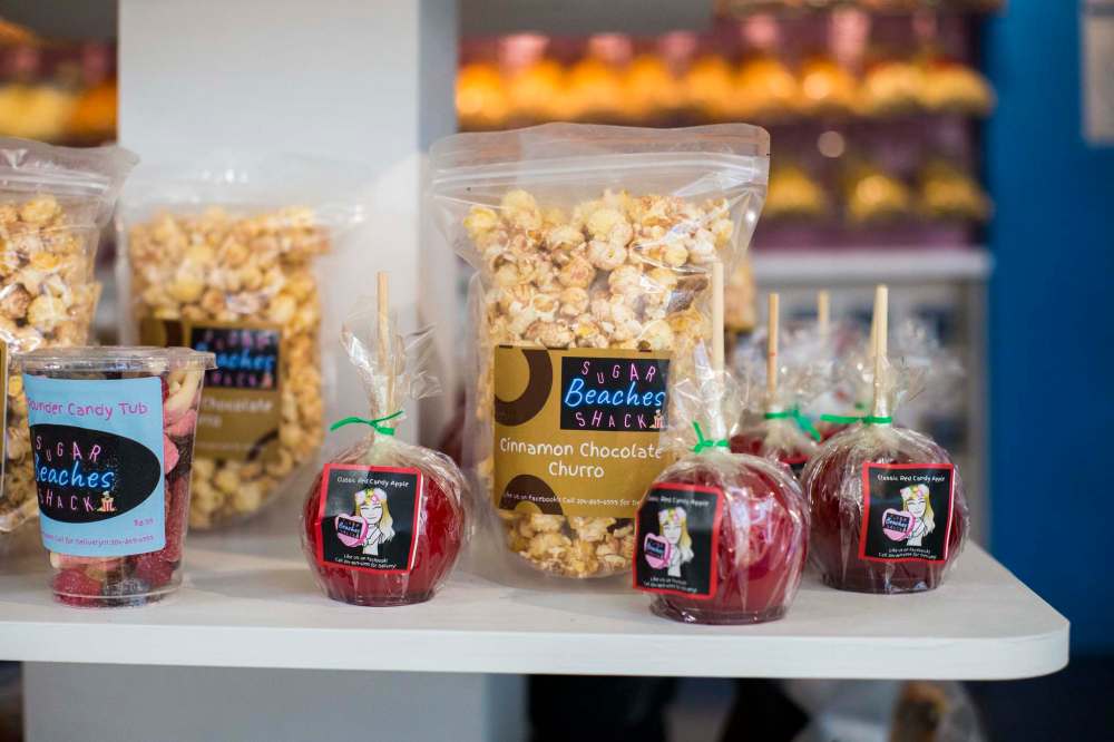 MIKAELA MACKENZIE / WINNIPEG FREE PRESS
The new location at Garden City Shopping Centre also carries a wide variety of sweets, including candy apples and candy floss.