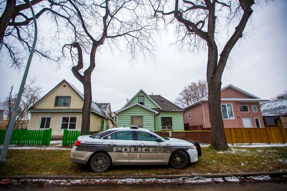 MIKAELA MACKENZIE / FREE PRESS FILES
Firefighters arrived within minutes of a 911 call, but it was too late. Douglas Wood, 41, was rushed to hospital in critical condition and died.