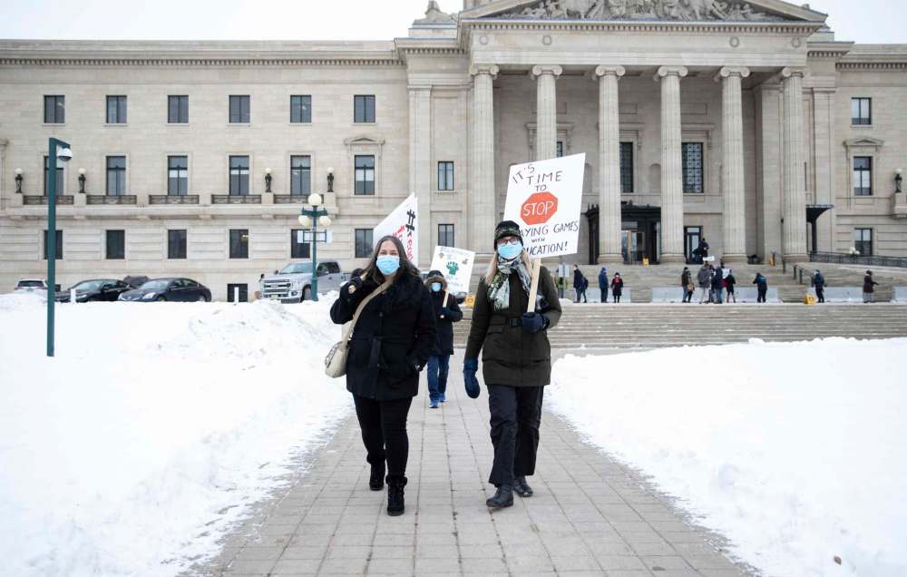 JESSICA LEE / WINNIPEG FREE PRESS FILES
A labour mediator says striking faculty members at the University of Manitoba should put down their pickets and return to class so students