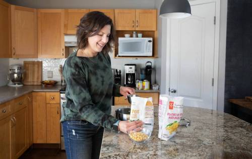 JESSICA LEE / WINNIPEG FREE PRESS
Janine LaForte preps frozen veggies; the Winnipeg-based registered dietitian says shopping frozen is one way to save money on grocery shopping without sacrificing nutrition.