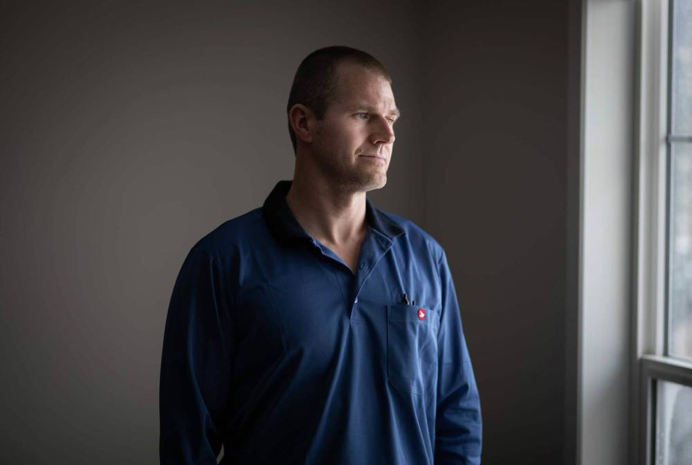 JESSICA LEE / WINNIPEG FREE PRESS FILES
Letter-carrier Corey Gallagher was sent home earlier in the day from his work at Canada Post because his boss said he couldn’t wear a medical grade mask to work.