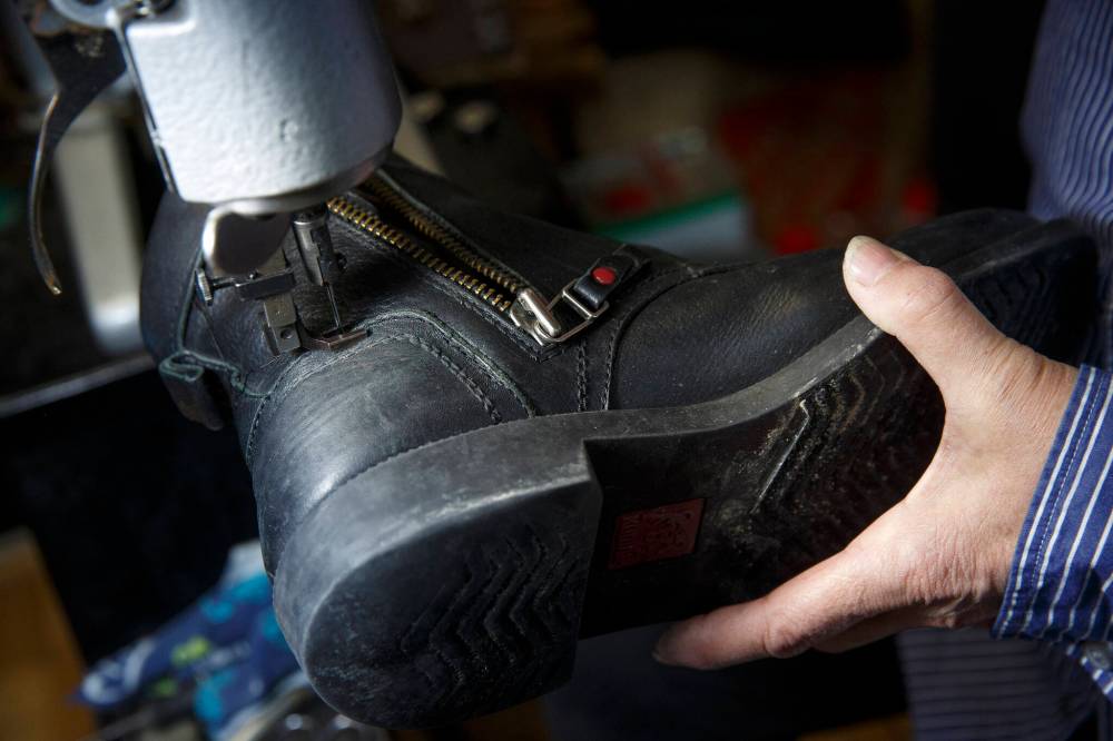 MIKE DEAL / WINNIPEG FREE PRESS
Genoveva repairs a pair of leather boots.