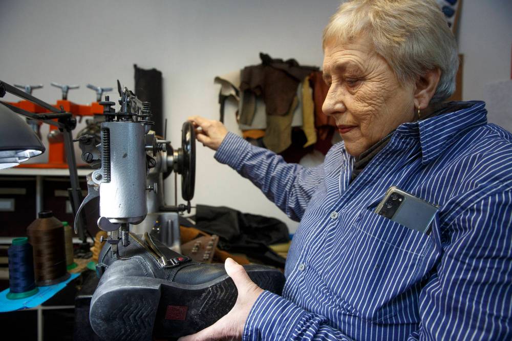 MIKE DEAL / WINNIPEG FREE PRESS
Genoveva operates a sewing machine meant for penetrating through layers of leather.