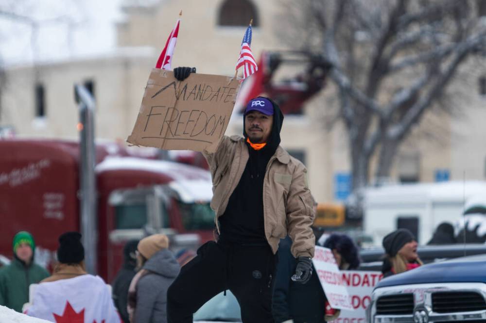 Daniel Crump / Winnipeg Free Press
The anti-mandate protest at the Manitoba legislature is expected to grow this weekend thanks to the arrival of protesters from Steinbach.