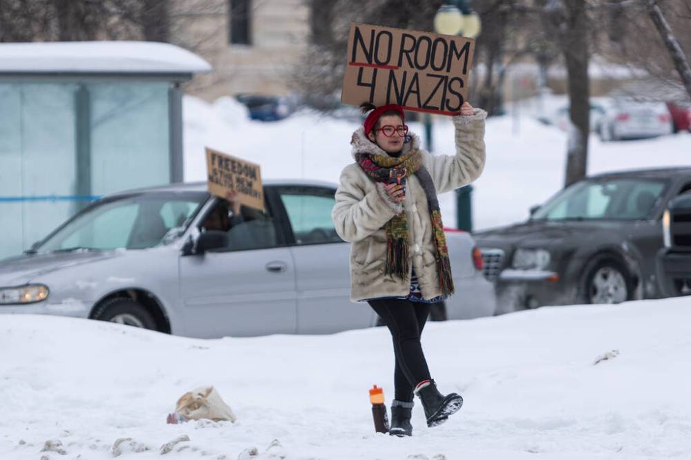 Daniel Crump / Winnipeg Free Press
A counter-protestor at the anti-mandate protest at the Manitoba legislature last Saturday.