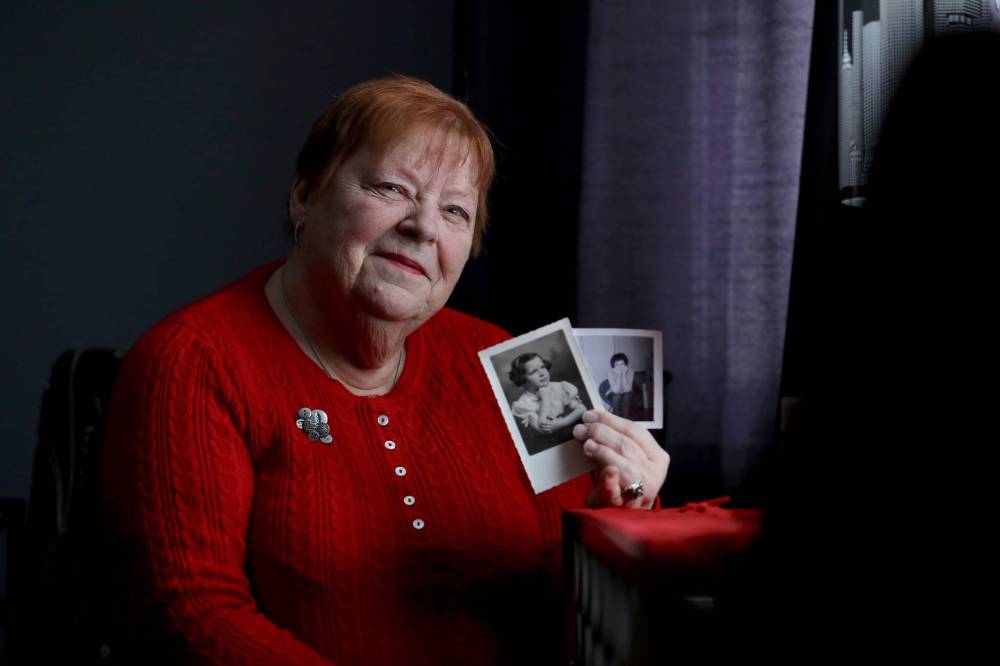 RUTH BONNEVILLE / WINNIPEG FREE PRESS
Chris Ranick with photos of her friend of 60 years, Carol Enns. ‘It’s a forever friendship,’ Enns says.