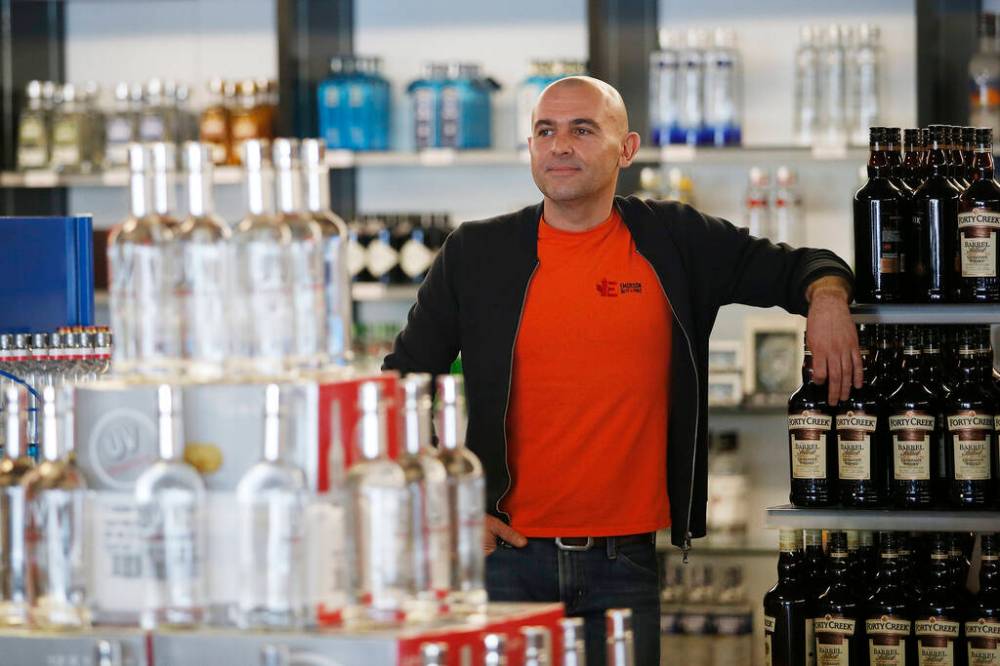 JOHN WOODS / THE CANADIAN PRESS FILES
Emerson Duty Free Shop co-owner Simon Resch said he was relieved to see the “complete circus” prepare to pack up and leave. He estimated it cost him 100 per cent of his business for nearly a week.
