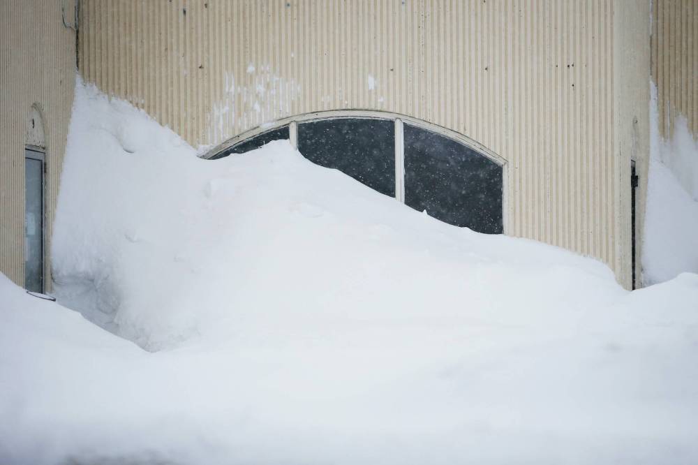 JOHN WOODS / WINNIPEG FREE PRESS
A business on Inkster Blvd in Winnipeg can barely see out their windows due to recent snow piling up.