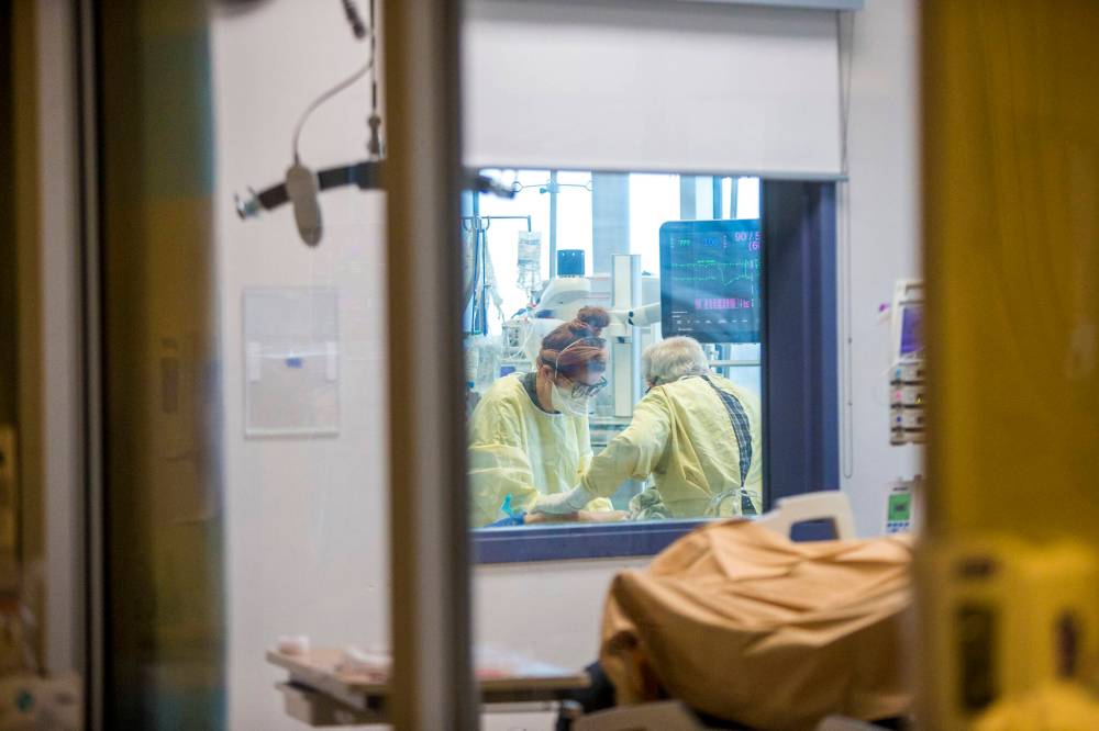 MIKAELA MACKENZIE / WINNIPEG FREE PRESS The medical intensive care unit at the Health Sciences Centre in Winnipeg on Tuesday, Dec. 8, 2020. Winnipeg Free Press 2020
MIKAELA MACKENZIE / WINNIPEG FREE PRESS The medical intensive care unit at the Health Sciences Centre in Winnipeg on Tuesday, Dec. 8, 2020. Winnipeg Free Press 2020